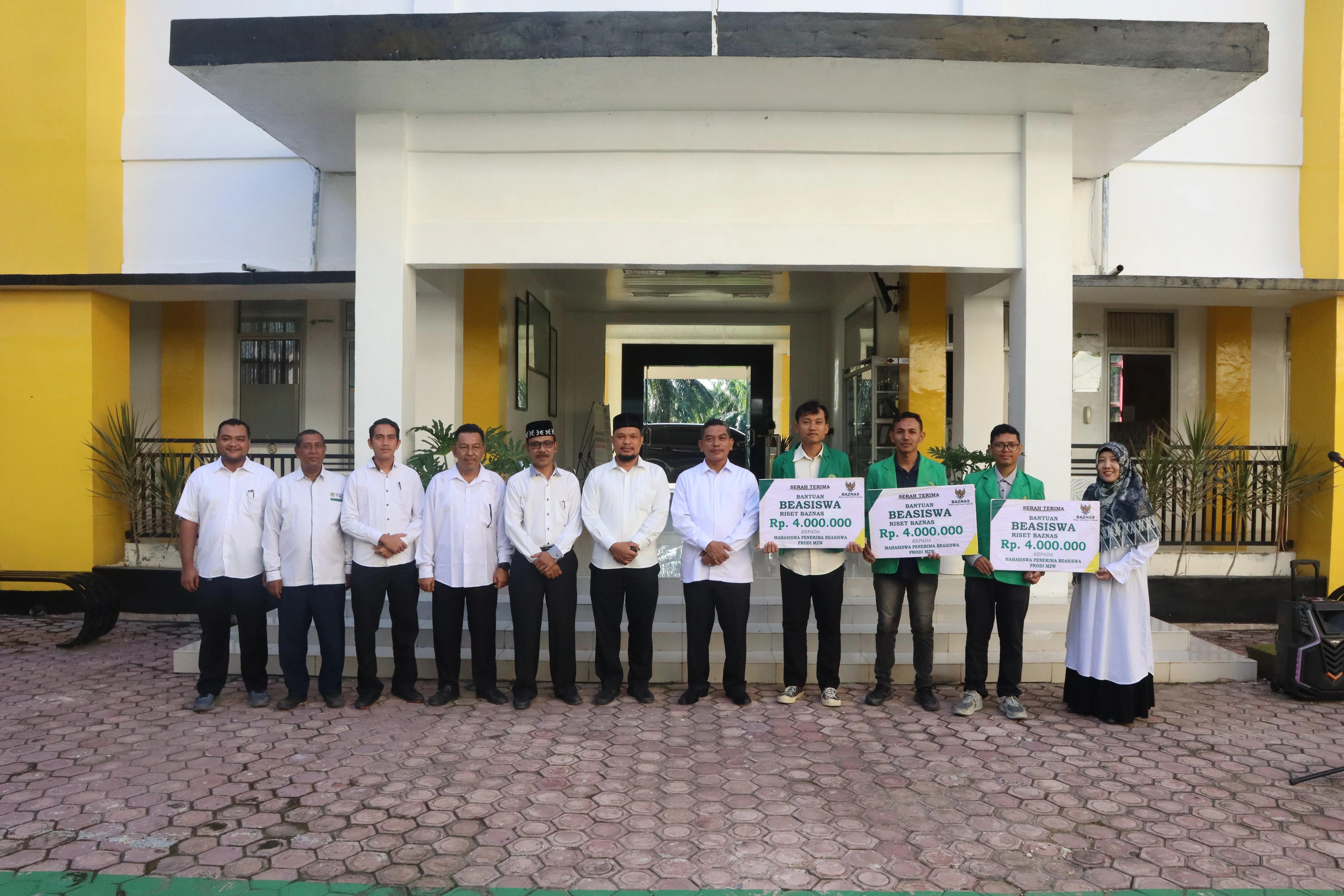 Rektor IAIN Langsa Serahkan Beasiswa dan 28 Penghargaan bagi Mahasiswa Berprestasi