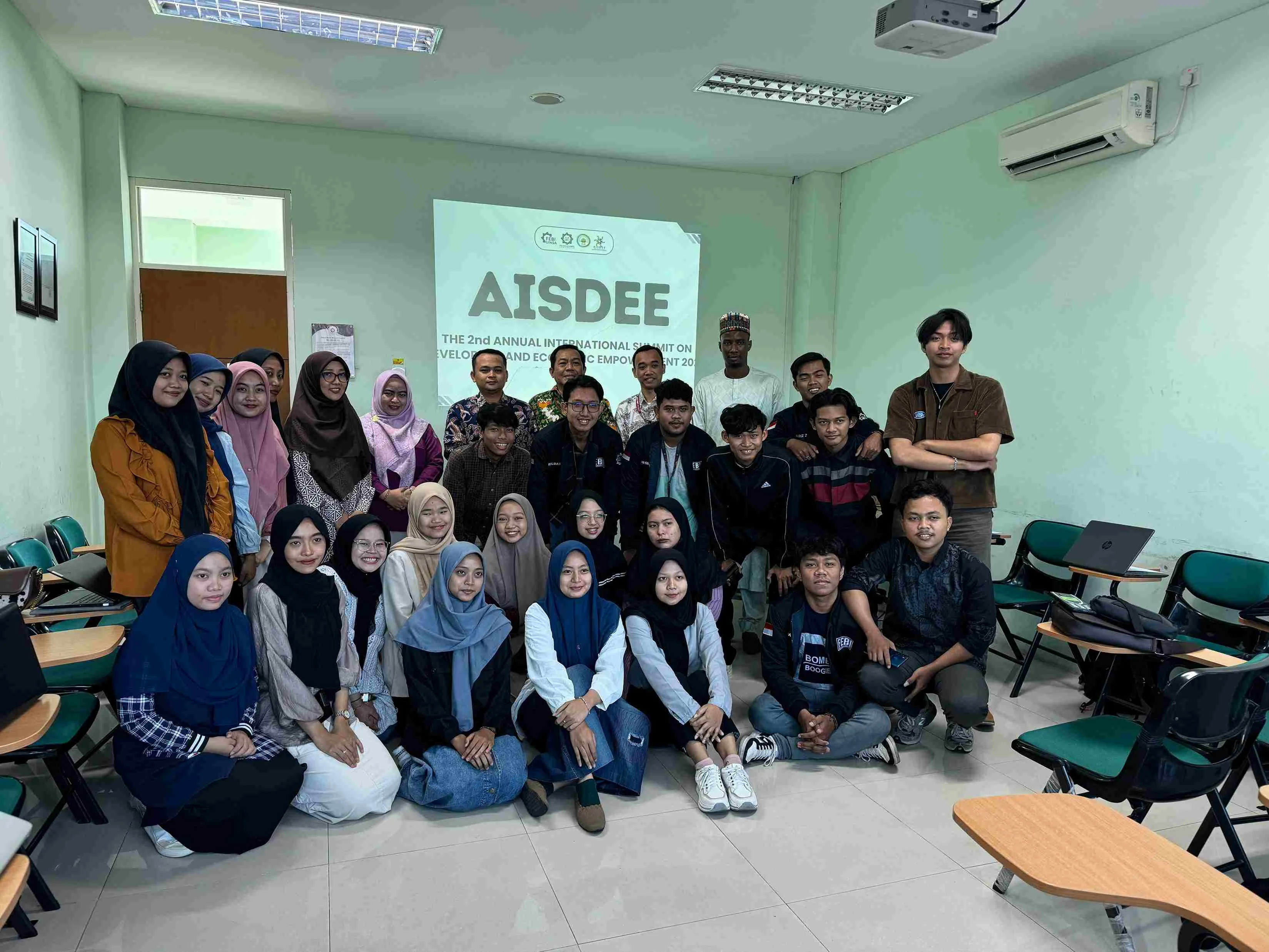 Kalaborasi Riset Dosen dan Mahasiswa Prodi Mazawa FEBI IAIN Langsa Semarakkan AISDEE 2024 di UINSA Surabaya